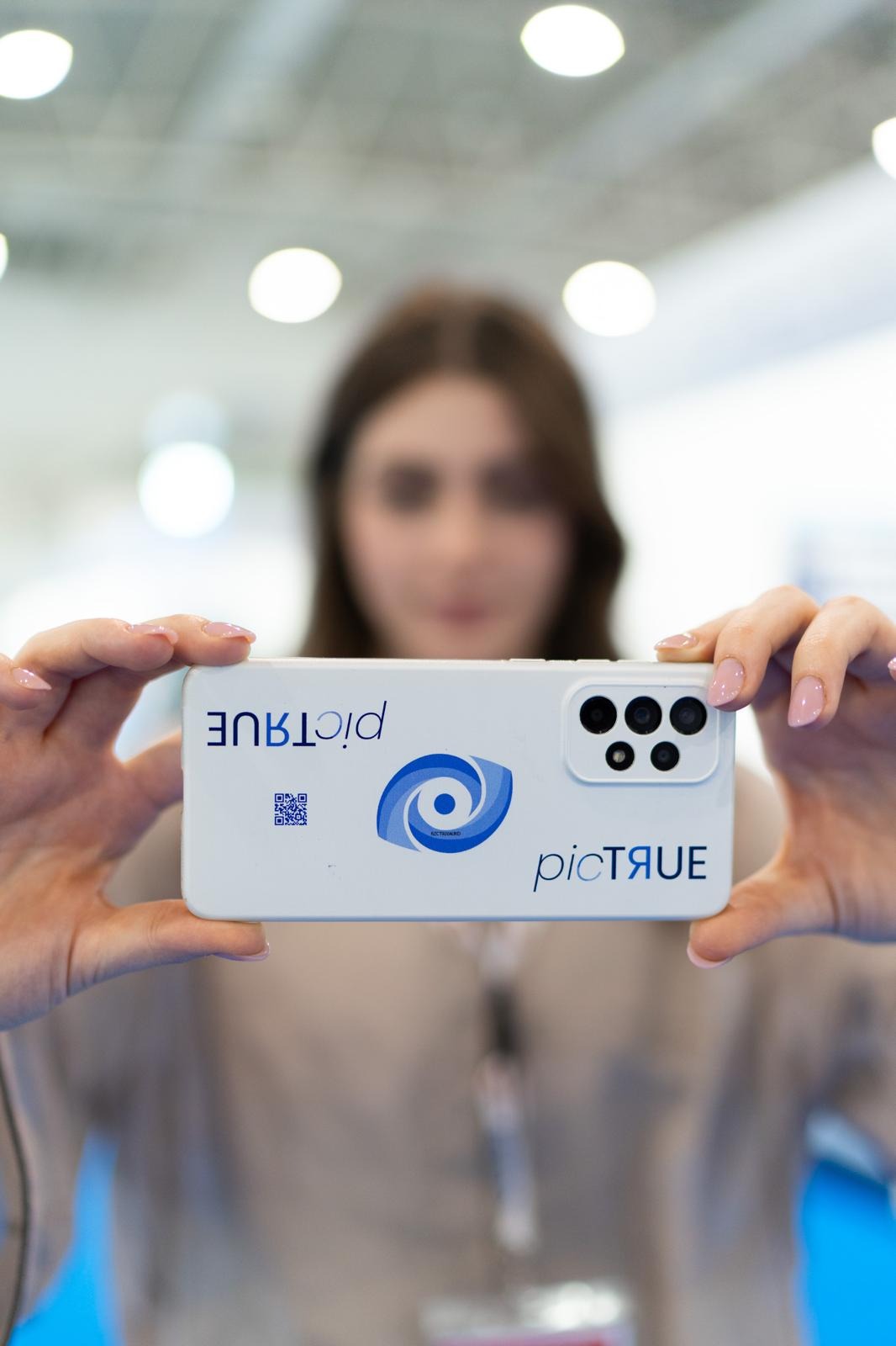Fotografia certificata con picTЯUE: una persona mostra uno smartphone con il marchio picTЯUE